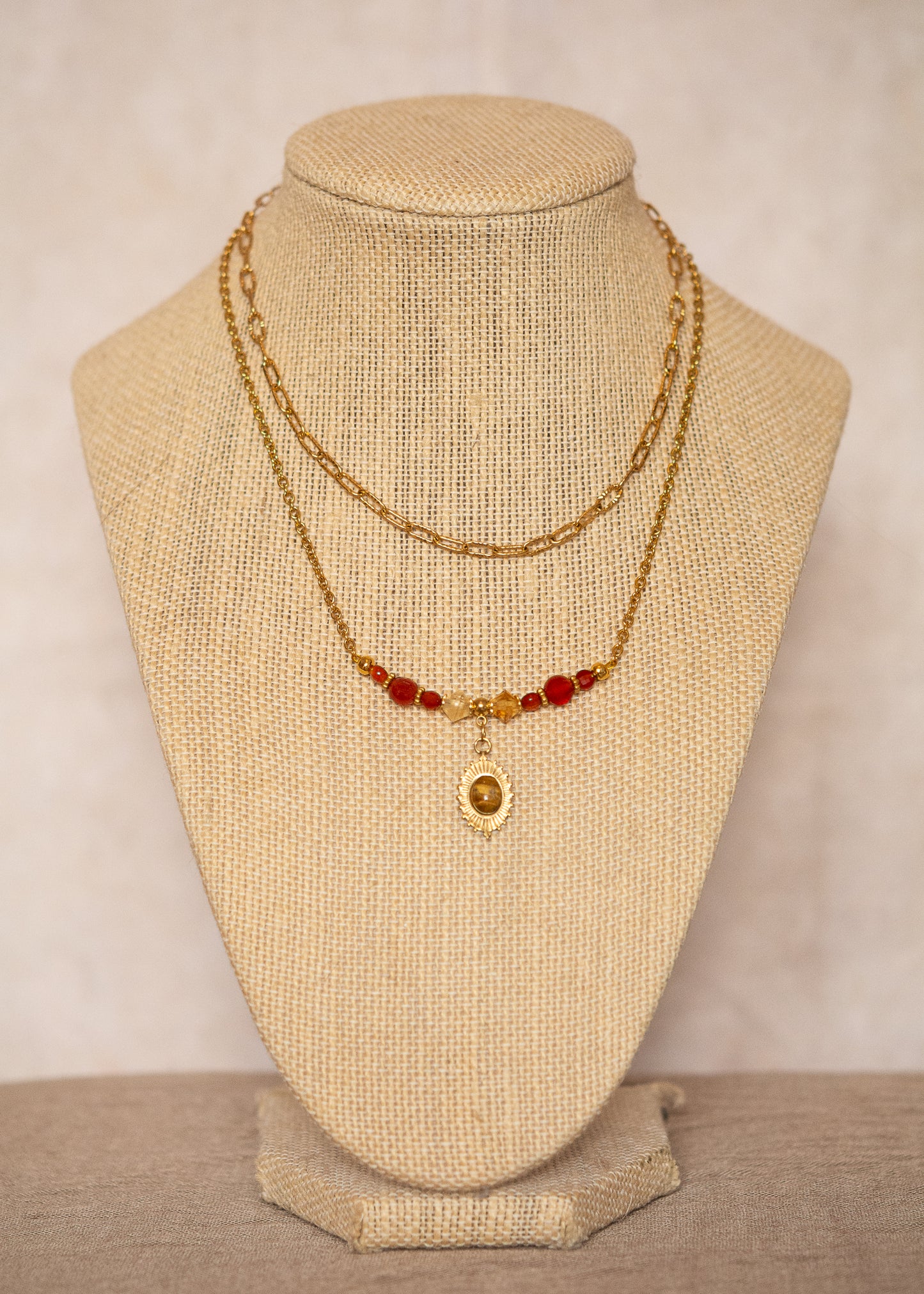 Collier multi-rangs en acier inoxydable plaqué or avec véritables cornaline, citrine et œil de tigre. Pièce unique faite main à Montréal, style bohème chic.