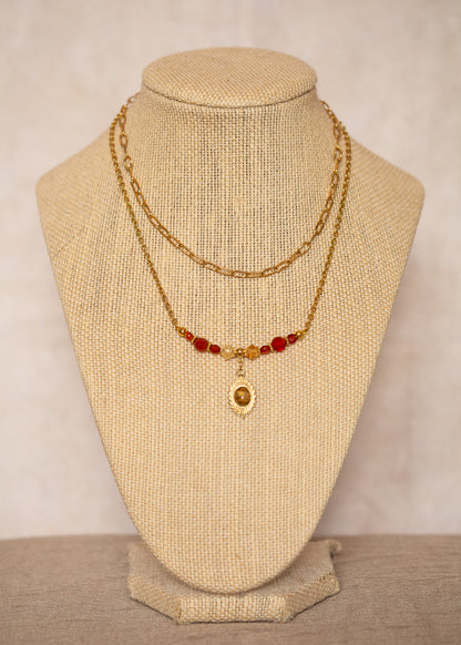 Collier multi-rangs en acier inoxydable plaqué or avec véritables cornaline, citrine et œil de tigre. Pièce unique faite main à Montréal, style bohème chic.