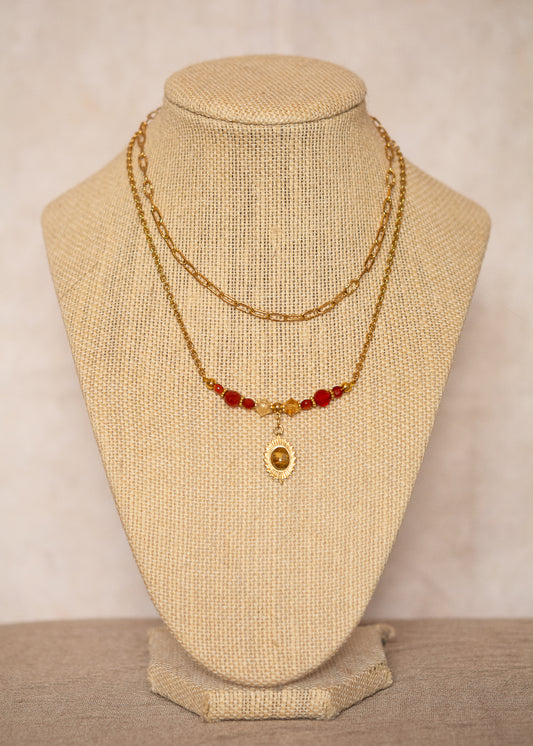 Collier multi-rangs en acier inoxydable plaqué or avec véritables cornaline, citrine et œil de tigre. Pièce unique faite main à Montréal, style bohème chic.
