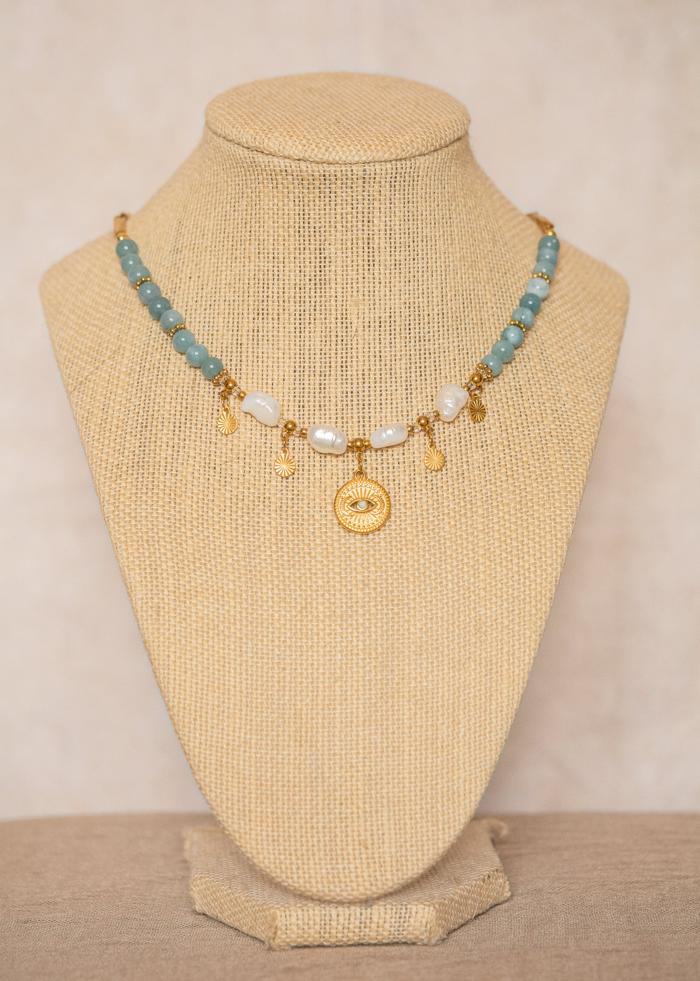 Collier en véritable aigue-marine et perles d'eau douce, acier inoxydable plaqué or, médaillon œil. Pièce unique faite main à Montréal, style bohème.