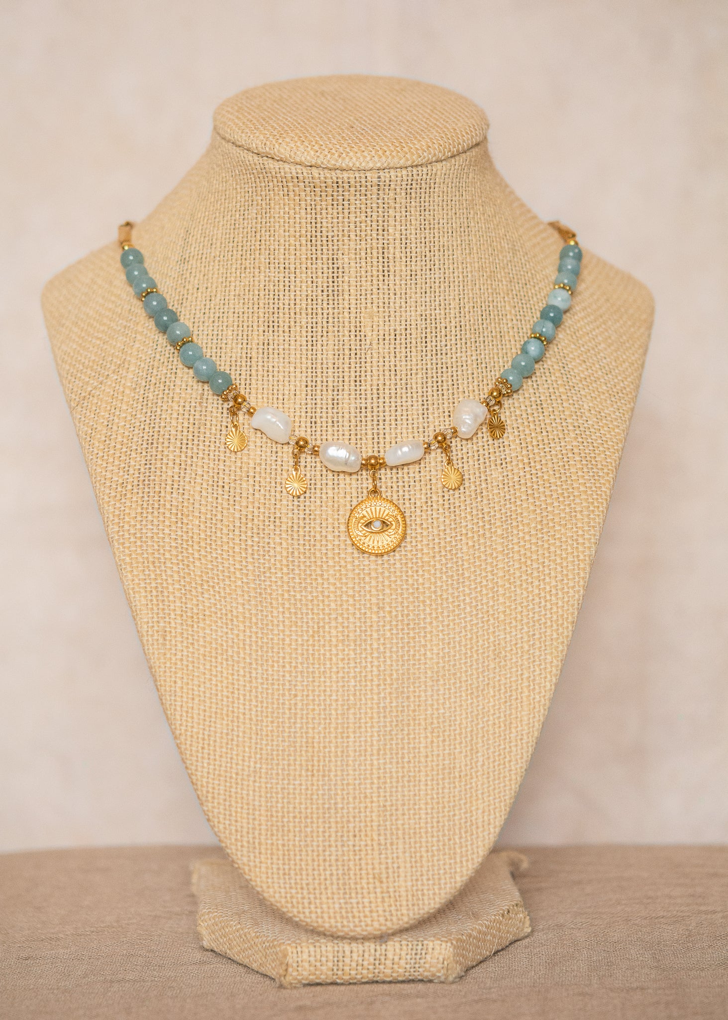 Collier en véritable aigue-marine et perles d'eau douce, acier inoxydable plaqué or, médaillon œil. Pièce unique faite main à Montréal, style bohème.
