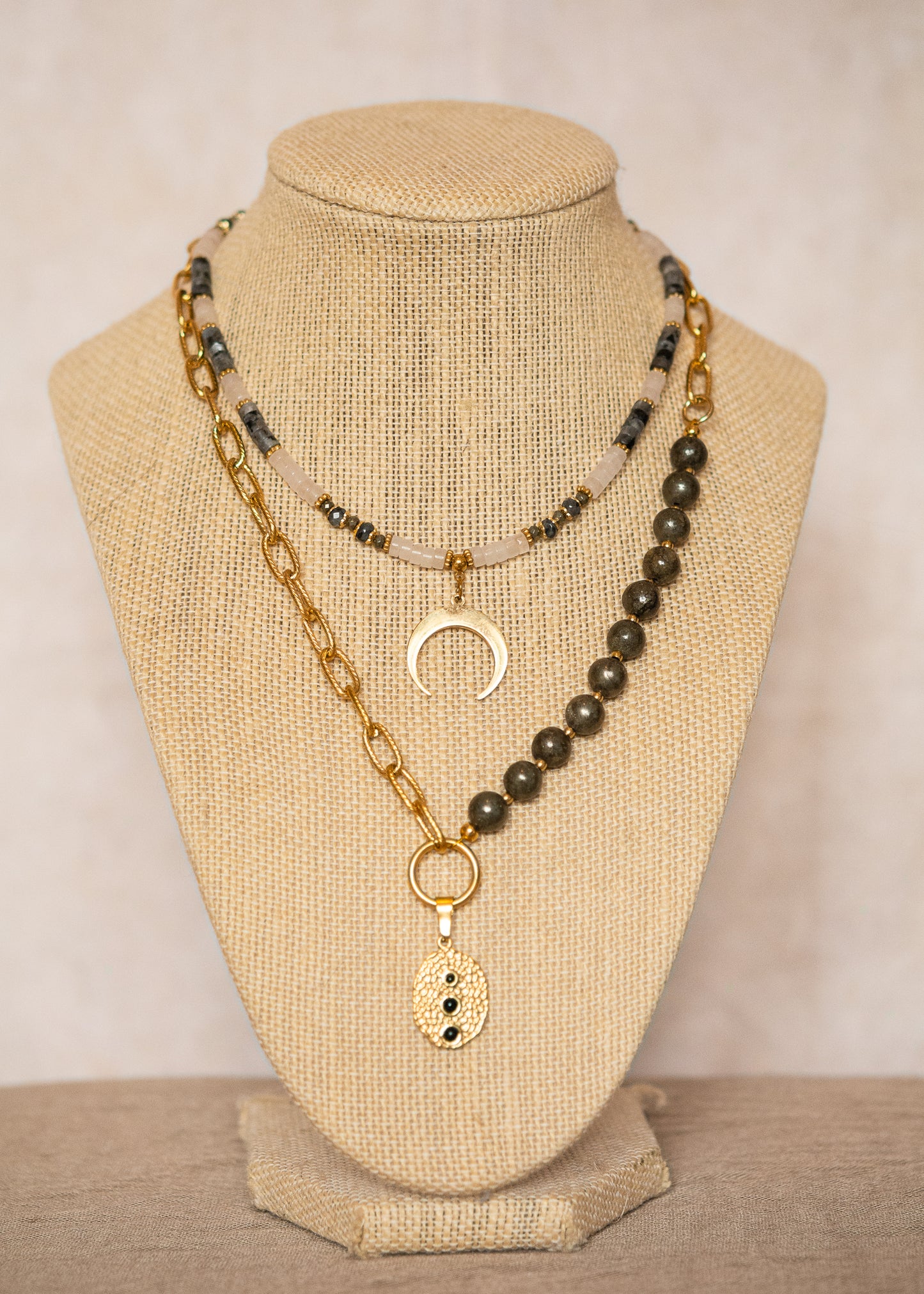 Collier multi-rangs en labradorite noire, quartz rose et pyrite, acier inoxydable plaqué or, croissant de lune. Pièce unique bohème faite main à Montréal.