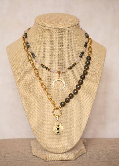 Collier multi-rangs en labradorite noire, quartz rose et pyrite, acier inoxydable plaqué or, croissant de lune. Pièce unique bohème faite main à Montréal.