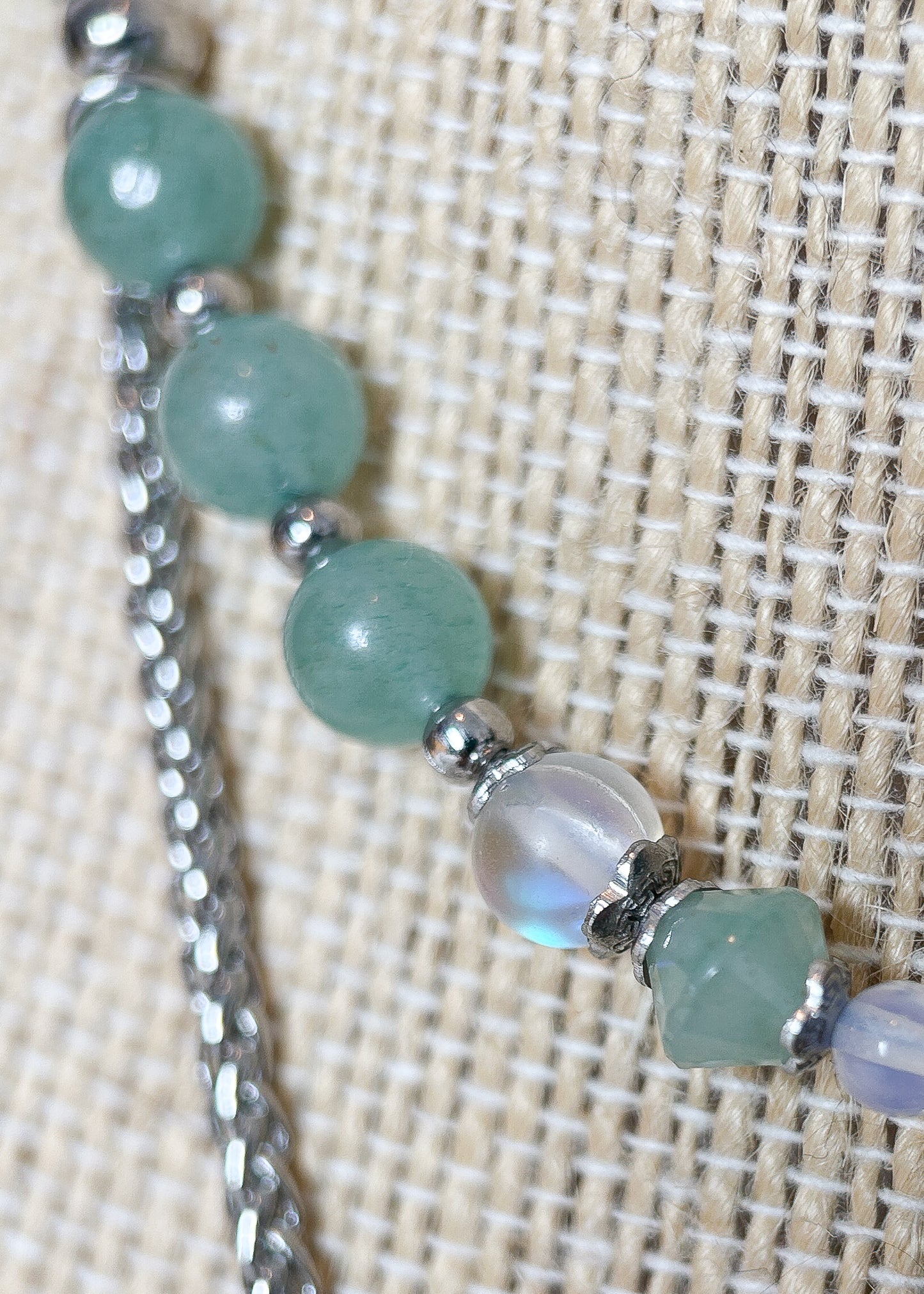 Collier double rang en acier inoxydable avec aventurine et pierre de lune, pendentif œil protecteur. Pièce unique faite main à Montréal, style bohème.