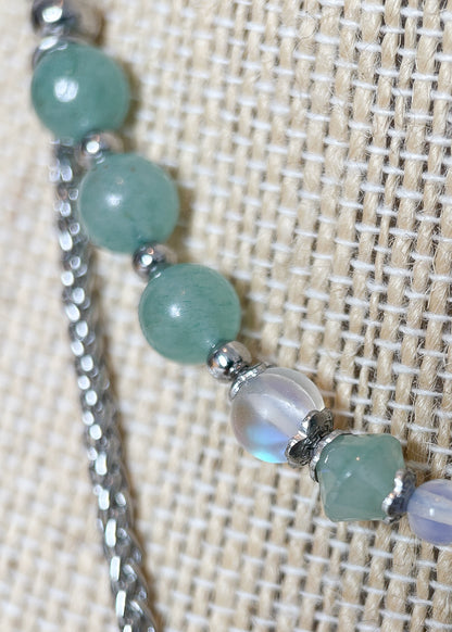 Collier double rang en acier inoxydable avec aventurine et pierre de lune, pendentif œil protecteur. Pièce unique faite main à Montréal, style bohème.