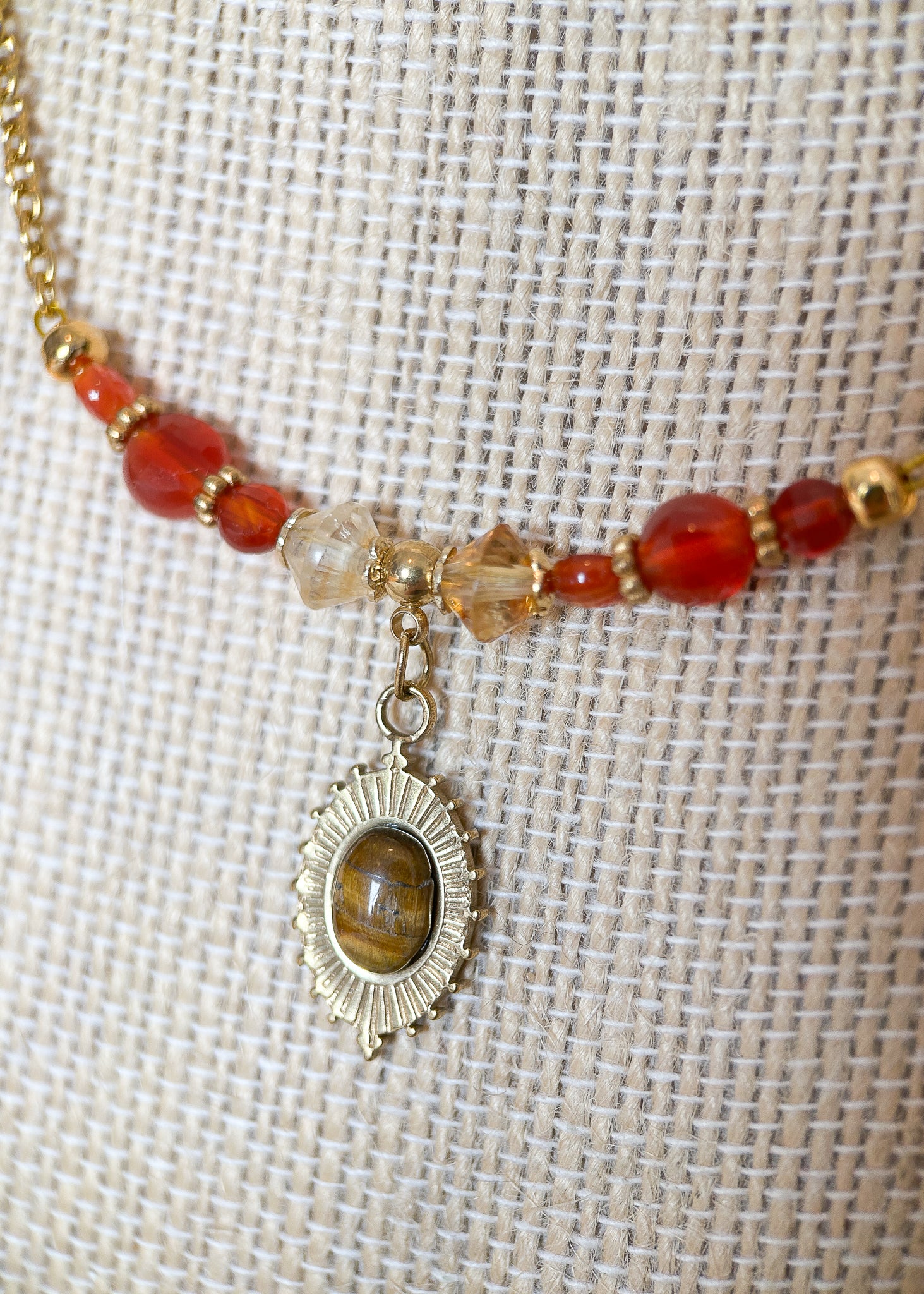 Collier multi-rangs en acier inoxydable plaqué or avec véritables cornaline, citrine et œil de tigre. Pièce unique faite main à Montréal, style bohème chic.
