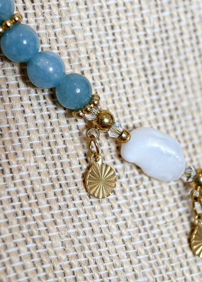 Collier en véritable aigue-marine et perles d'eau douce, acier inoxydable plaqué or, médaillon œil. Pièce unique faite main à Montréal, style bohème.