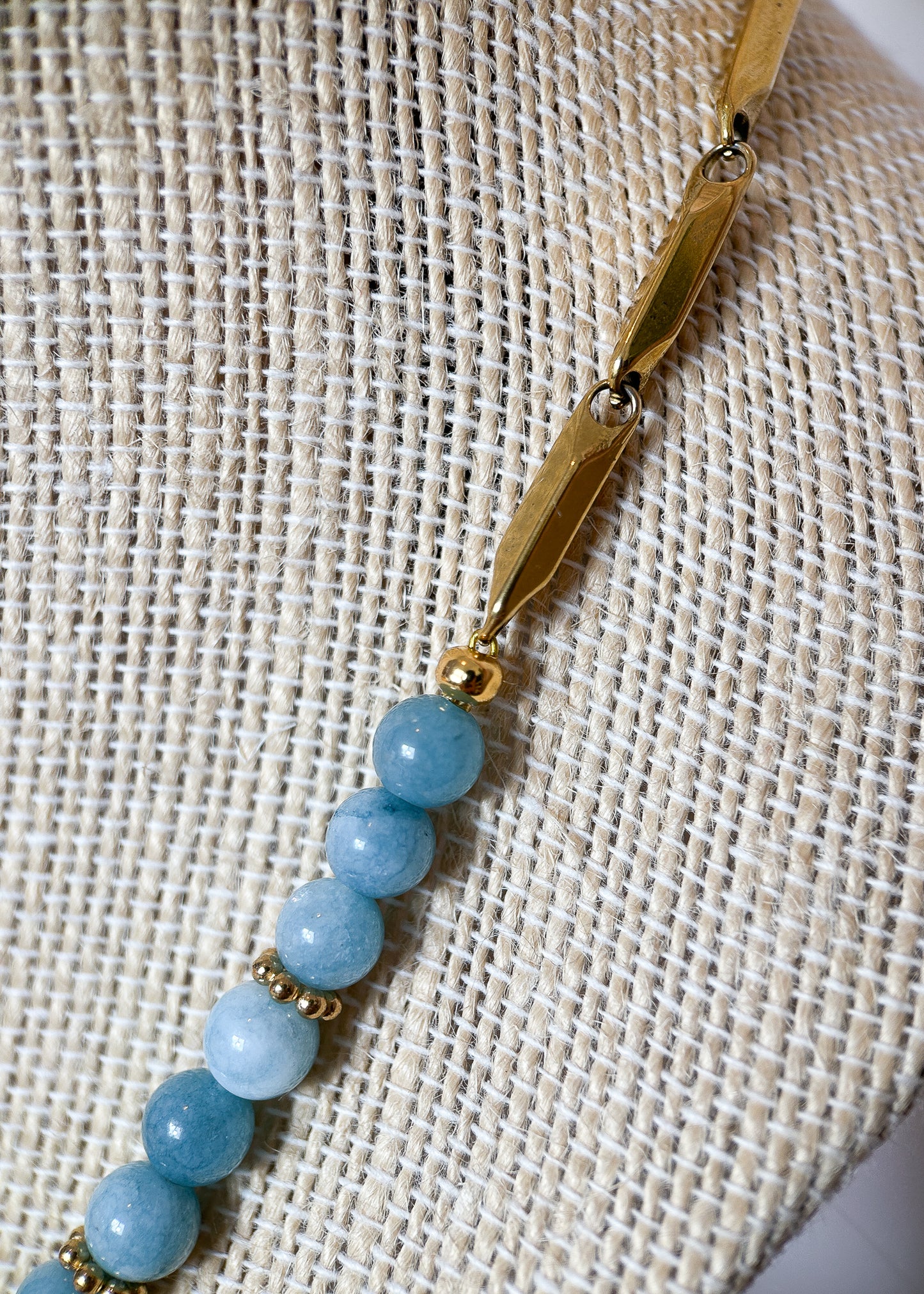 Collier en véritable aigue-marine et perles d'eau douce, acier inoxydable plaqué or, médaillon œil. Pièce unique faite main à Montréal, style bohème.