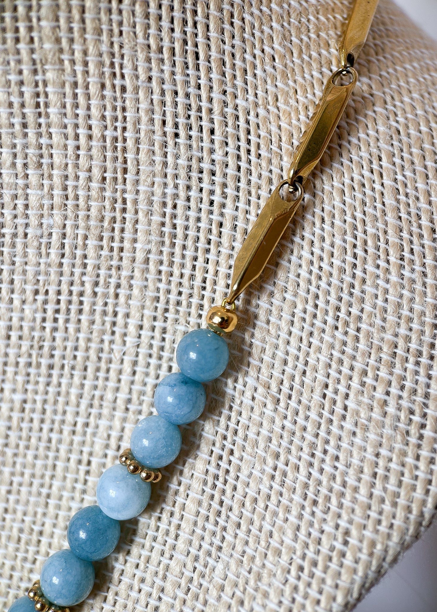 Collier en véritable aigue-marine et perles d'eau douce, acier inoxydable plaqué or, médaillon œil. Pièce unique faite main à Montréal, style bohème.