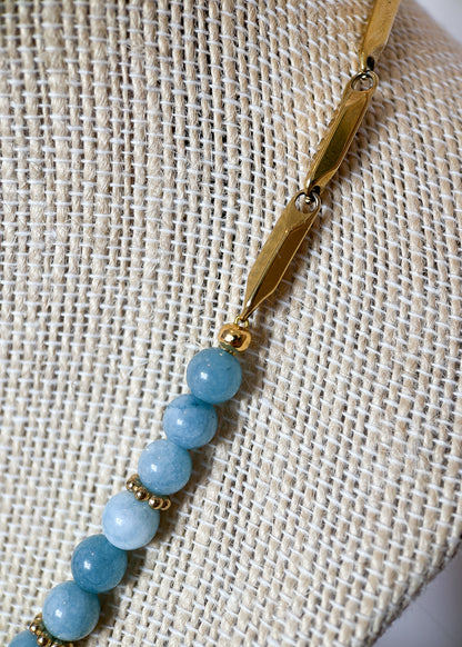 Collier en véritable aigue-marine et perles d'eau douce, acier inoxydable plaqué or, médaillon œil. Pièce unique faite main à Montréal, style bohème.