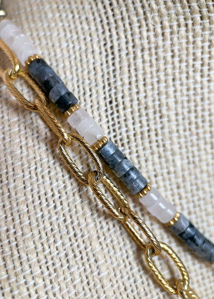 Collier multi-rangs en labradorite noire, quartz rose et pyrite, acier inoxydable plaqué or, croissant de lune. Pièce unique bohème faite main à Montréal.