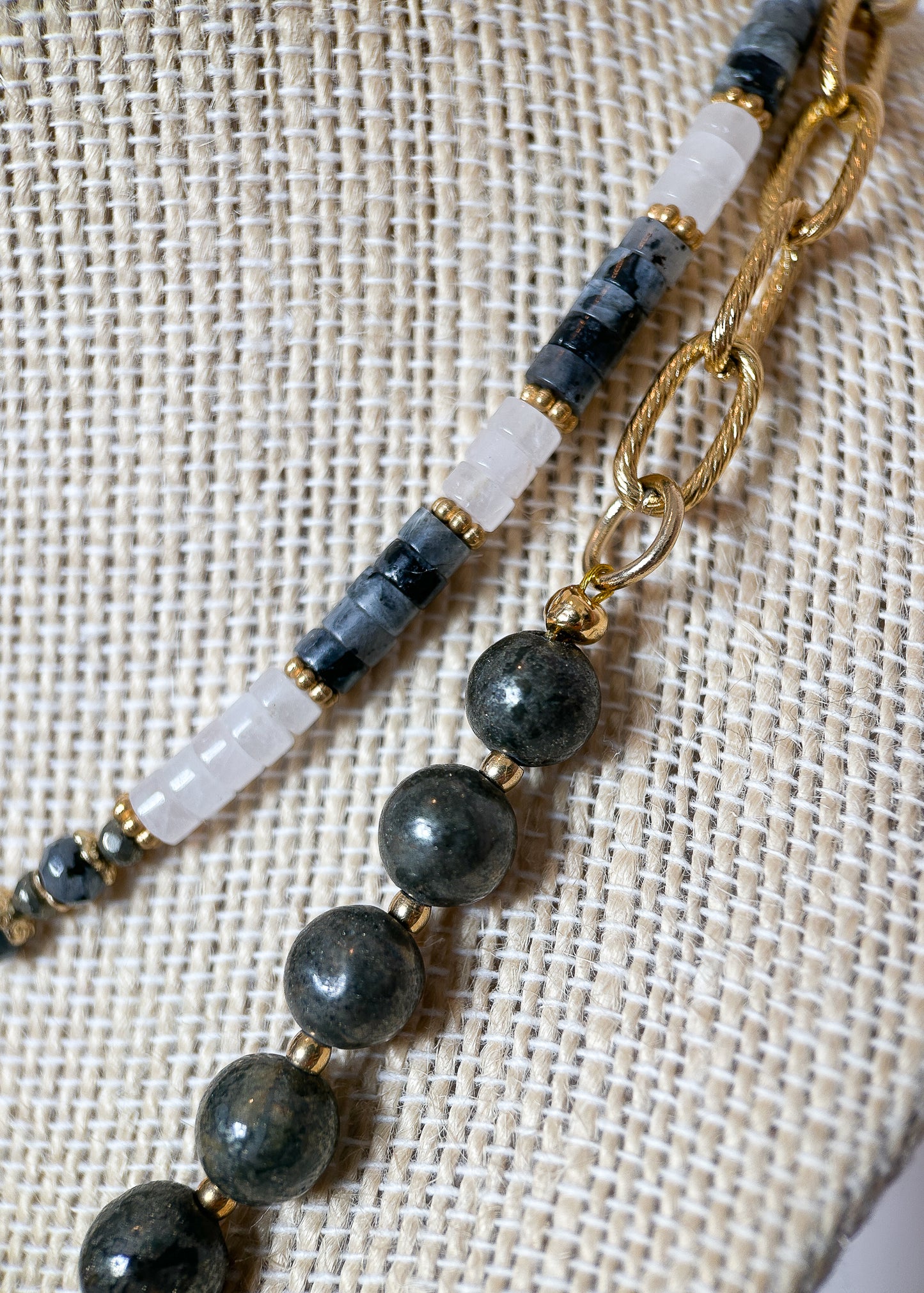 Collier multi-rangs en labradorite noire, quartz rose et pyrite, acier inoxydable plaqué or, croissant de lune. Pièce unique bohème faite main à Montréal.