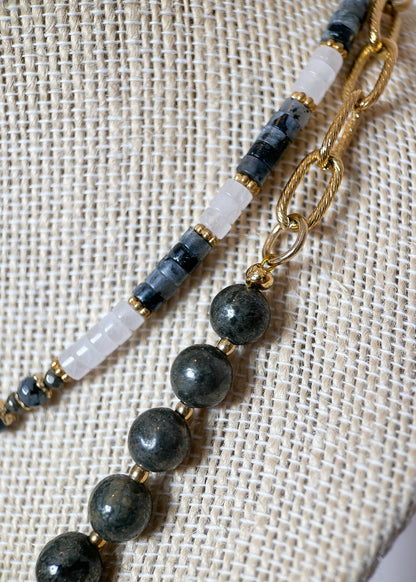 Collier multi-rangs en labradorite noire, quartz rose et pyrite, acier inoxydable plaqué or, croissant de lune. Pièce unique bohème faite main à Montréal.