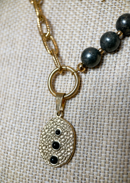 Collier multi-rangs en labradorite noire, quartz rose et pyrite, acier inoxydable plaqué or, croissant de lune. Pièce unique bohème faite main à Montréal.