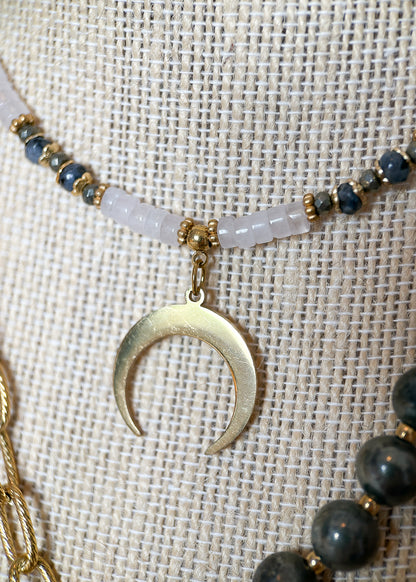 Collier multi-rangs en labradorite noire, quartz rose et pyrite, acier inoxydable plaqué or, croissant de lune. Pièce unique bohème faite main à Montréal.