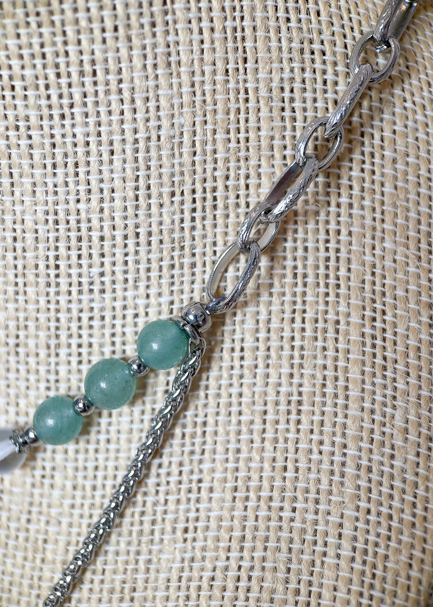 Collier double rang en acier inoxydable avec aventurine et pierre de lune, pendentif œil protecteur. Pièce unique faite main à Montréal, style bohème.