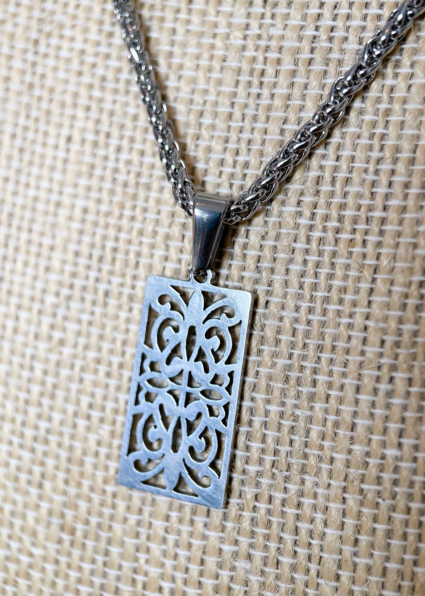 Collier double rang en acier inoxydable avec aventurine et pierre de lune, pendentif œil protecteur. Pièce unique faite main à Montréal, style bohème.