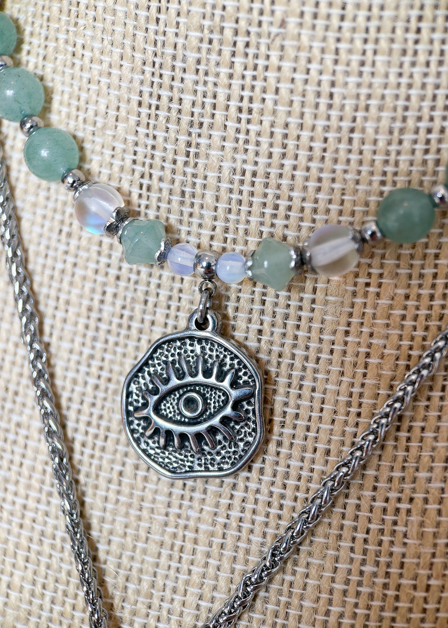 Collier double rang en acier inoxydable avec aventurine et pierre de lune, pendentif œil protecteur. Pièce unique faite main à Montréal, style bohème.