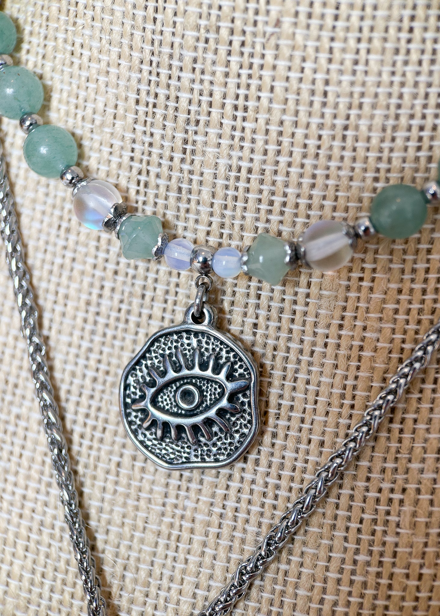 Collier double rang en acier inoxydable avec aventurine et pierre de lune, pendentif œil protecteur. Pièce unique faite main à Montréal, style bohème.
