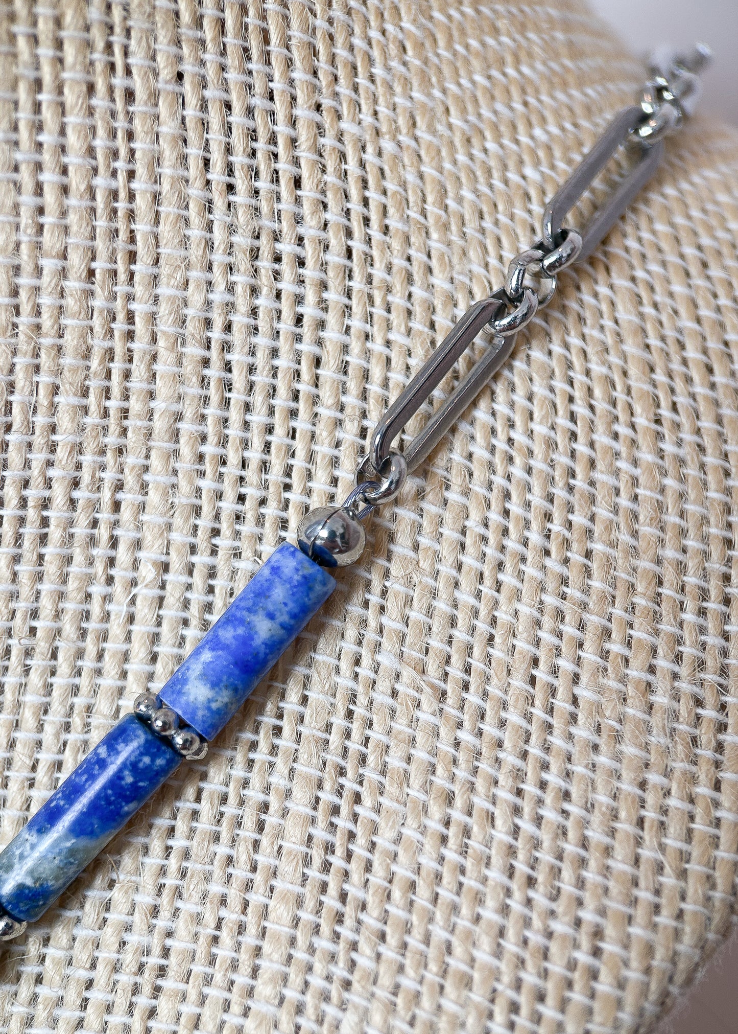 Collier en véritable lapis-lazuli et acier inoxydable avec pendentif dague. Pièce unique alternative faite main à Montréal, style médiéval fantasy.
