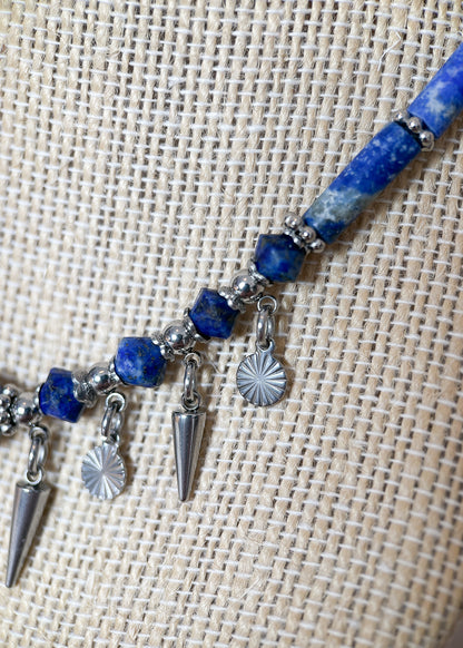 Collier en véritable lapis-lazuli et acier inoxydable avec pendentif dague. Pièce unique alternative faite main à Montréal, style médiéval fantasy.