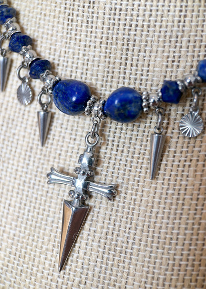 Collier en véritable lapis-lazuli et acier inoxydable avec pendentif dague. Pièce unique alternative faite main à Montréal, style médiéval fantasy.