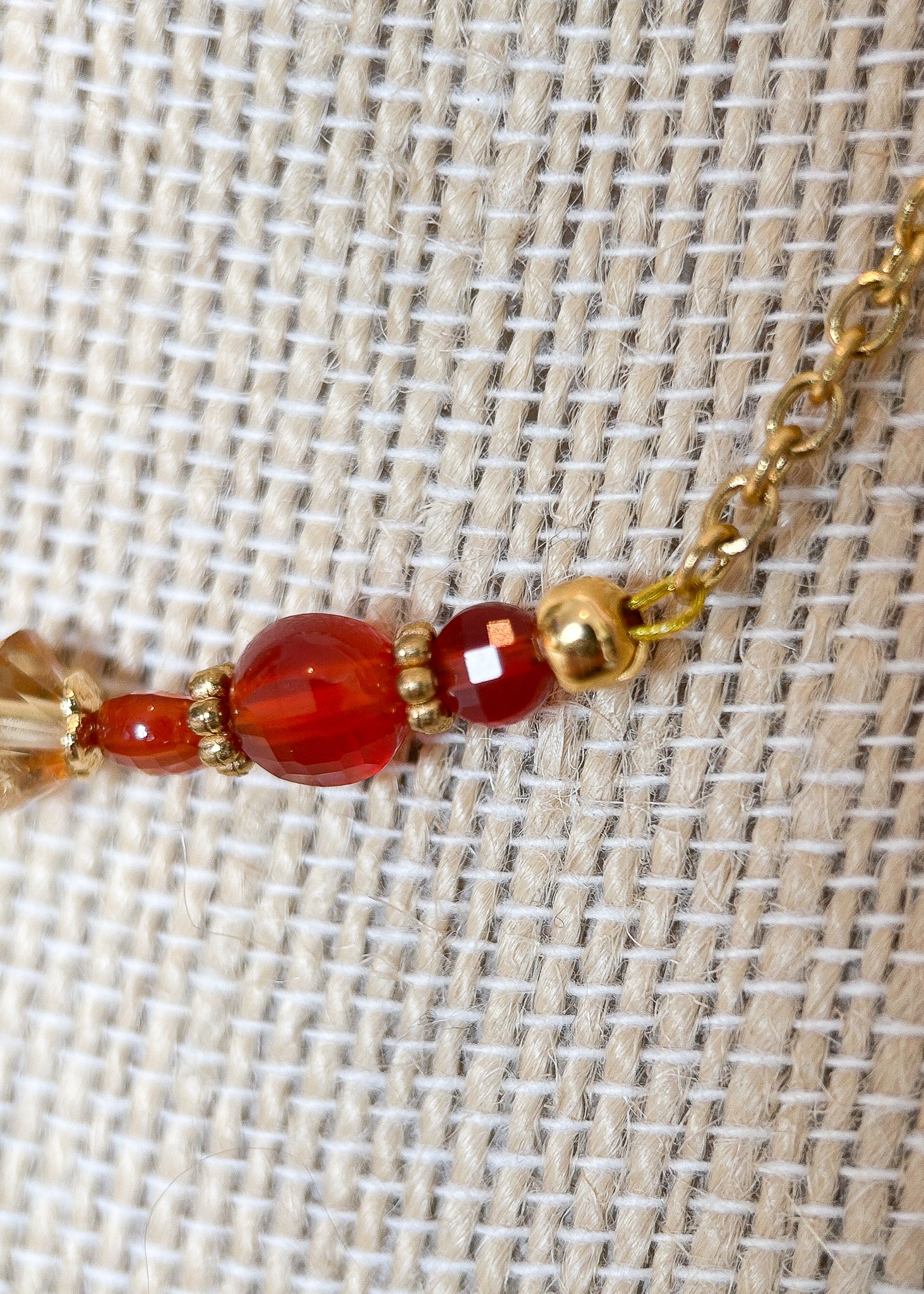Collier multi-rangs en acier inoxydable plaqué or avec véritables cornaline, citrine et œil de tigre. Pièce unique faite main à Montréal, style bohème chic.