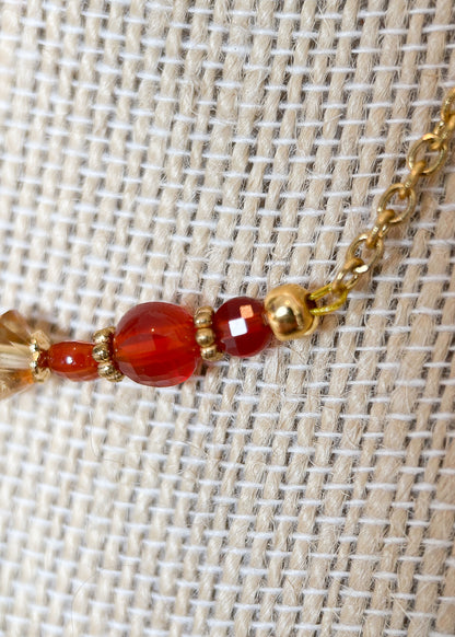 Collier multi-rangs en acier inoxydable plaqué or avec véritables cornaline, citrine et œil de tigre. Pièce unique faite main à Montréal, style bohème chic.