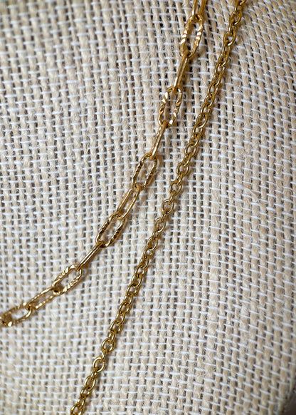 Collier multi-rangs en acier inoxydable plaqué or avec véritables cornaline, citrine et œil de tigre. Pièce unique faite main à Montréal, style bohème chic.