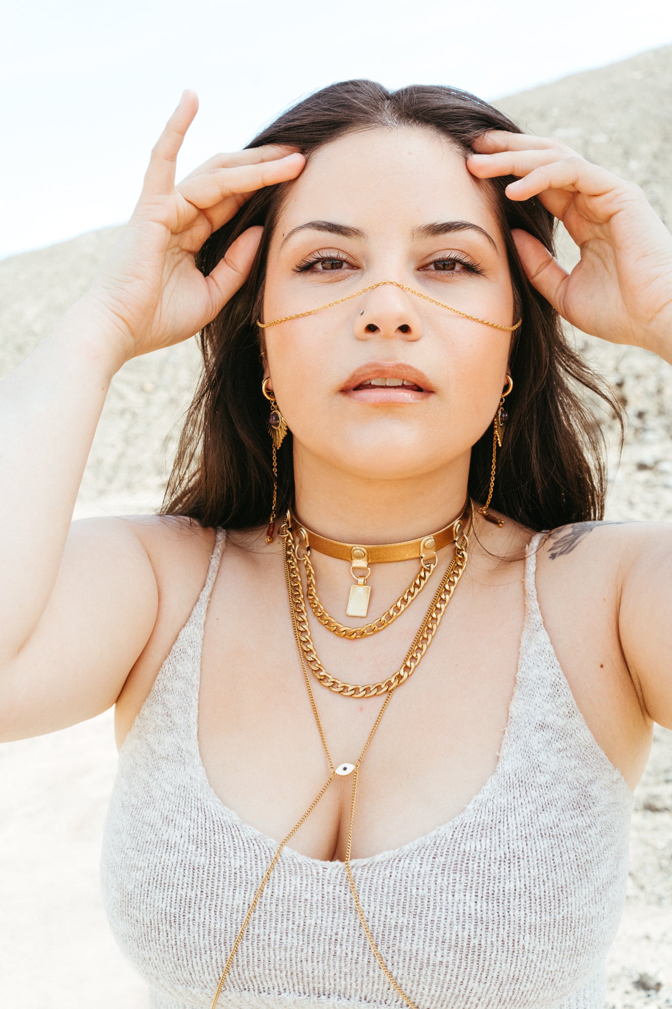 Chaîne de visage en acier inoxydable plaqué or avec pierres de grenat et pompons dorés