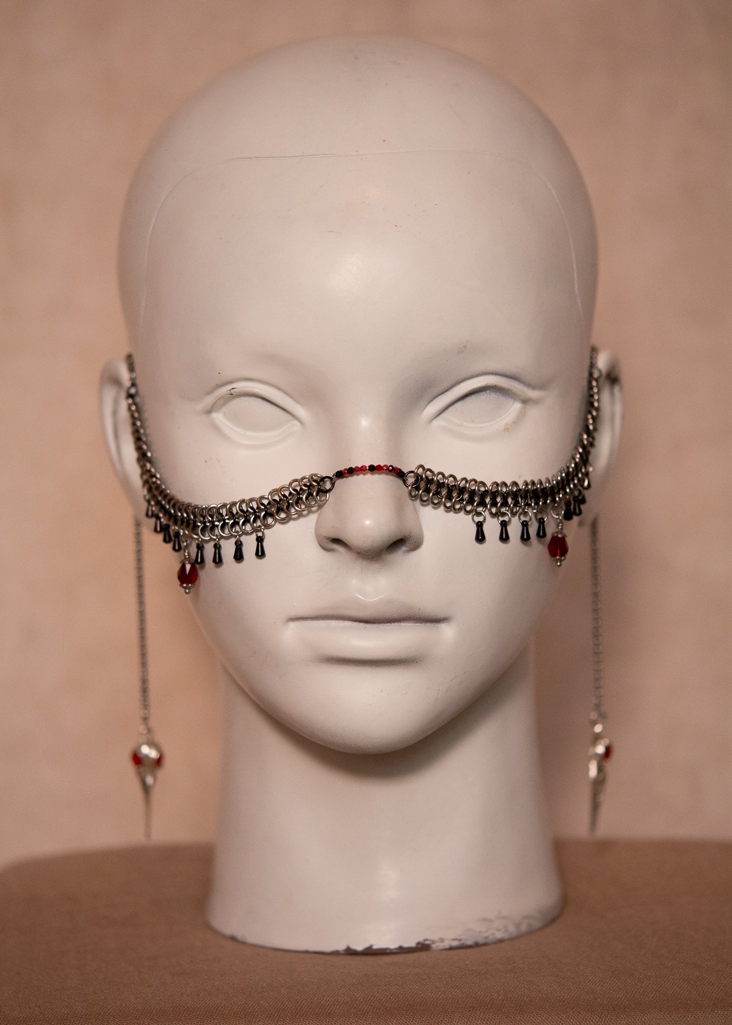 Chaîne de visage en acier inoxydable noir et argent avec détails rouges et crânes d’oiseaux en métal. Bijou gothique, mystérieux, shamanique. Bijou facial.