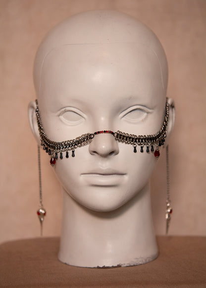 Chaîne de visage en acier inoxydable noir et argent avec détails rouges et crânes d’oiseaux en métal. Bijou gothique, mystérieux, shamanique. Bijou facial.
