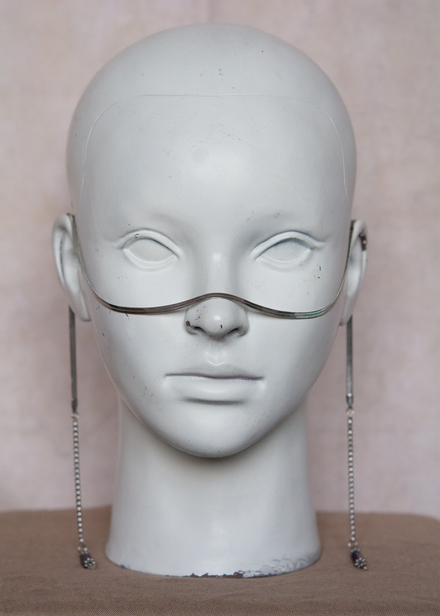 Bijou facial fluide en acier inox argenté avec extrémités en améthyste. Accessoire mystique minimaliste pour look boho ou rituel.