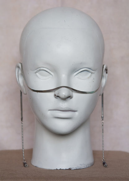 Bijou facial fluide en acier inox argenté avec extrémités en améthyste. Accessoire mystique minimaliste pour look boho ou rituel.