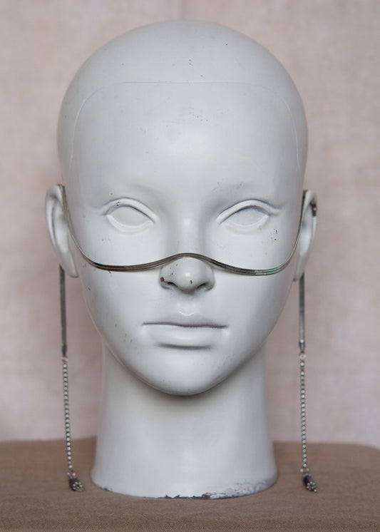 Bijou facial fluide en acier inox argenté avec extrémités en améthyste. Accessoire mystique minimaliste pour look boho ou rituel.