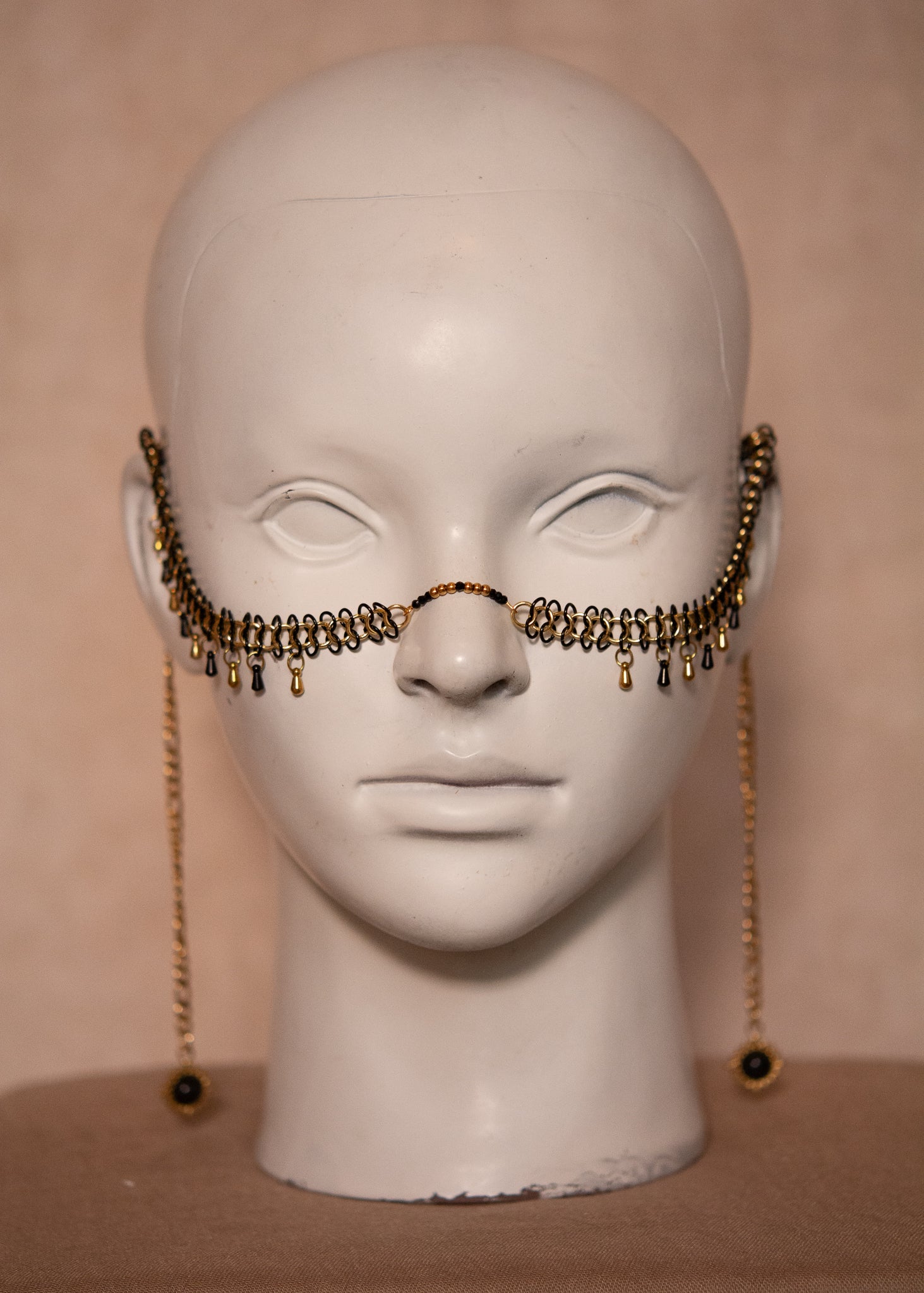 Bijou de visage en acier noir et doré avec gouttes alternées et soleils noirs. Bijou unisexe, contrasté, chainmail fait main. Festival, costume, photoshoot.