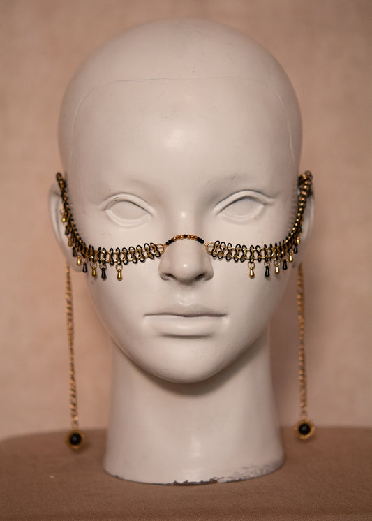Bijou de visage en acier noir et doré avec gouttes alternées et soleils noirs. Bijou unisexe, contrasté, chainmail fait main. Festival, costume, photoshoot.