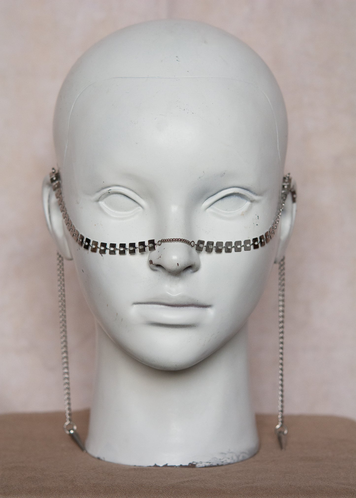 Bijou facial en acier inoxydable. Accessoire géométrique, cyber ou rituel, parfait pour look structuré et affirmé. Bijou alternatif.