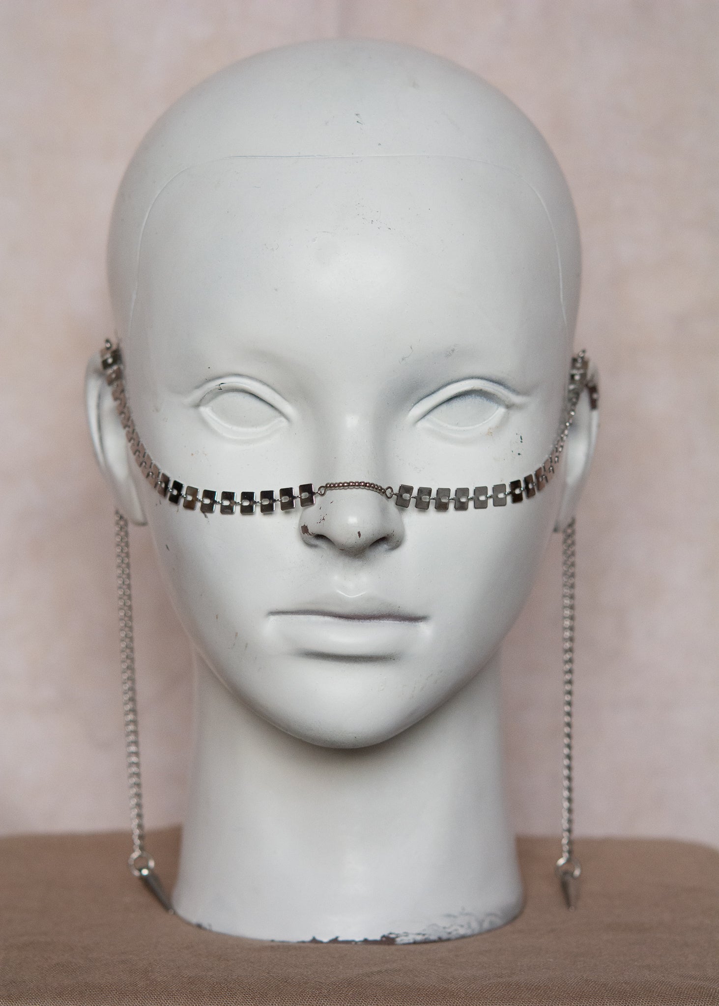 Bijou facial en acier inoxydable. Accessoire géométrique, cyber ou rituel, parfait pour look structuré et affirmé. Bijou alternatif.