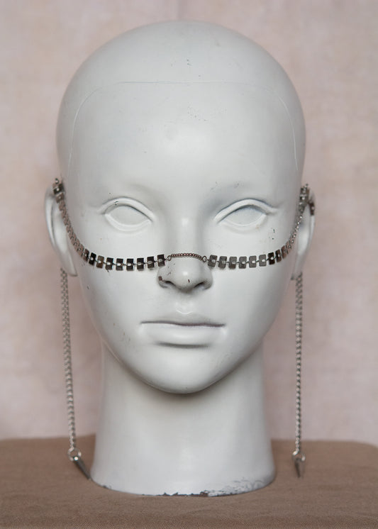 Bijou facial en acier inoxydable. Accessoire géométrique, cyber ou rituel, parfait pour look structuré et affirmé. Bijou alternatif.