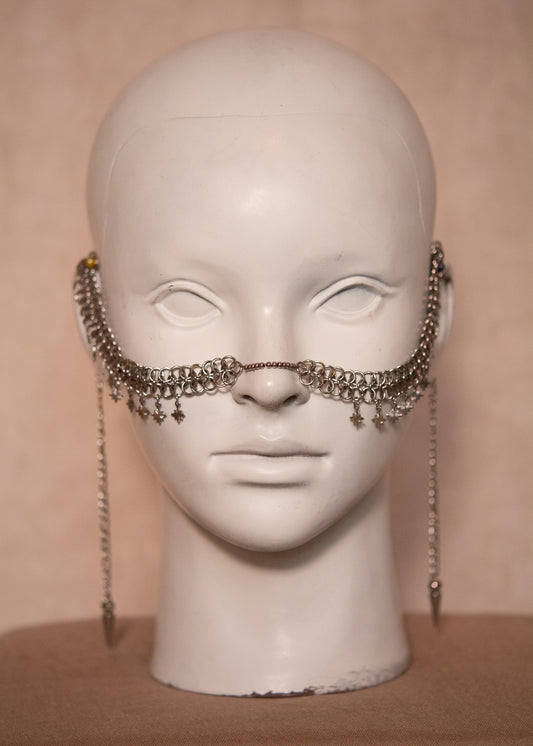 Chaîne de visage motif chainmail fait main avec pampilles étoilées. Bijou guerrier, viking, idéal festival ou costume.