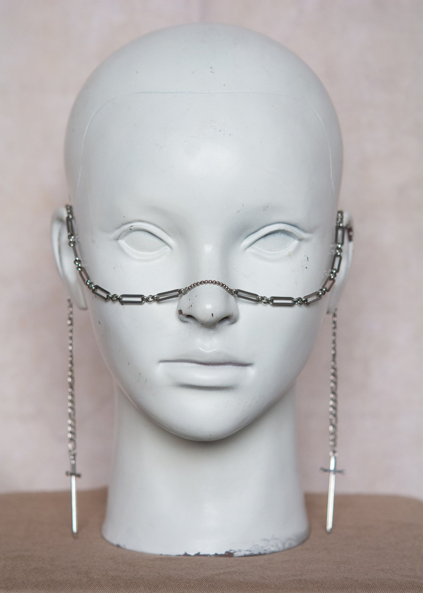 Bijou facial alternatif en acier inox avec motif géométrique et épées. Accessoire guerrier, rituel ou festival inspiré de la légende de Damoclès.