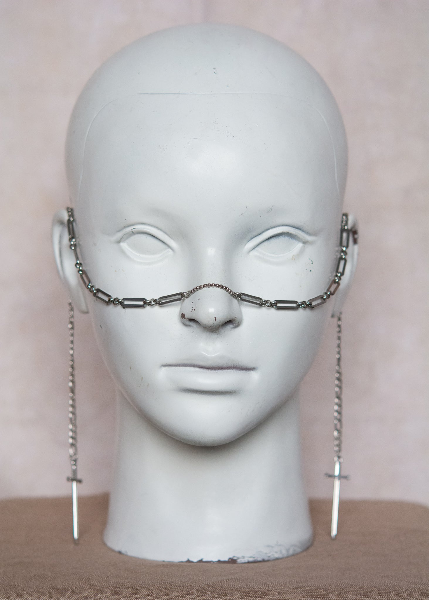 Bijou facial alternatif en acier inox avec motif géométrique et épées. Accessoire guerrier, rituel ou festival inspiré de la légende de Damoclès.