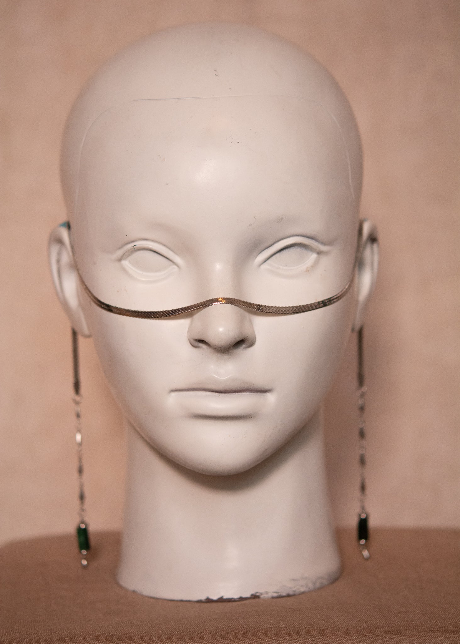 Chaîne de visage serpent en acier inoxydable argenté avec émeraude brute. Bijou fluide et contrasté, au style bohème minéral. Bijou facial original.