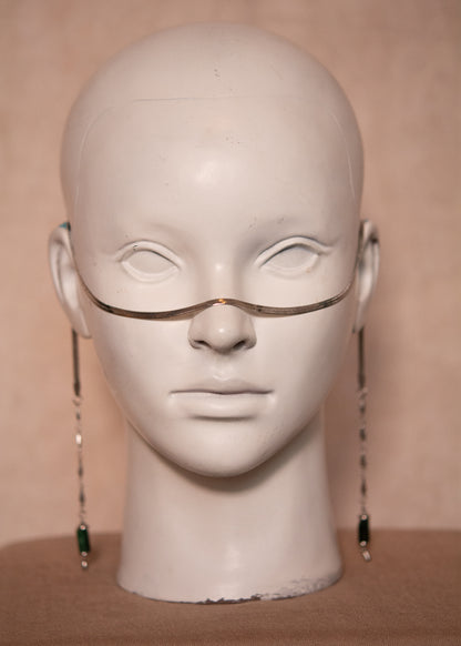 Chaîne de visage serpent en acier inoxydable argenté avec émeraude brute. Bijou fluide et contrasté, au style bohème minéral. Bijou facial original.