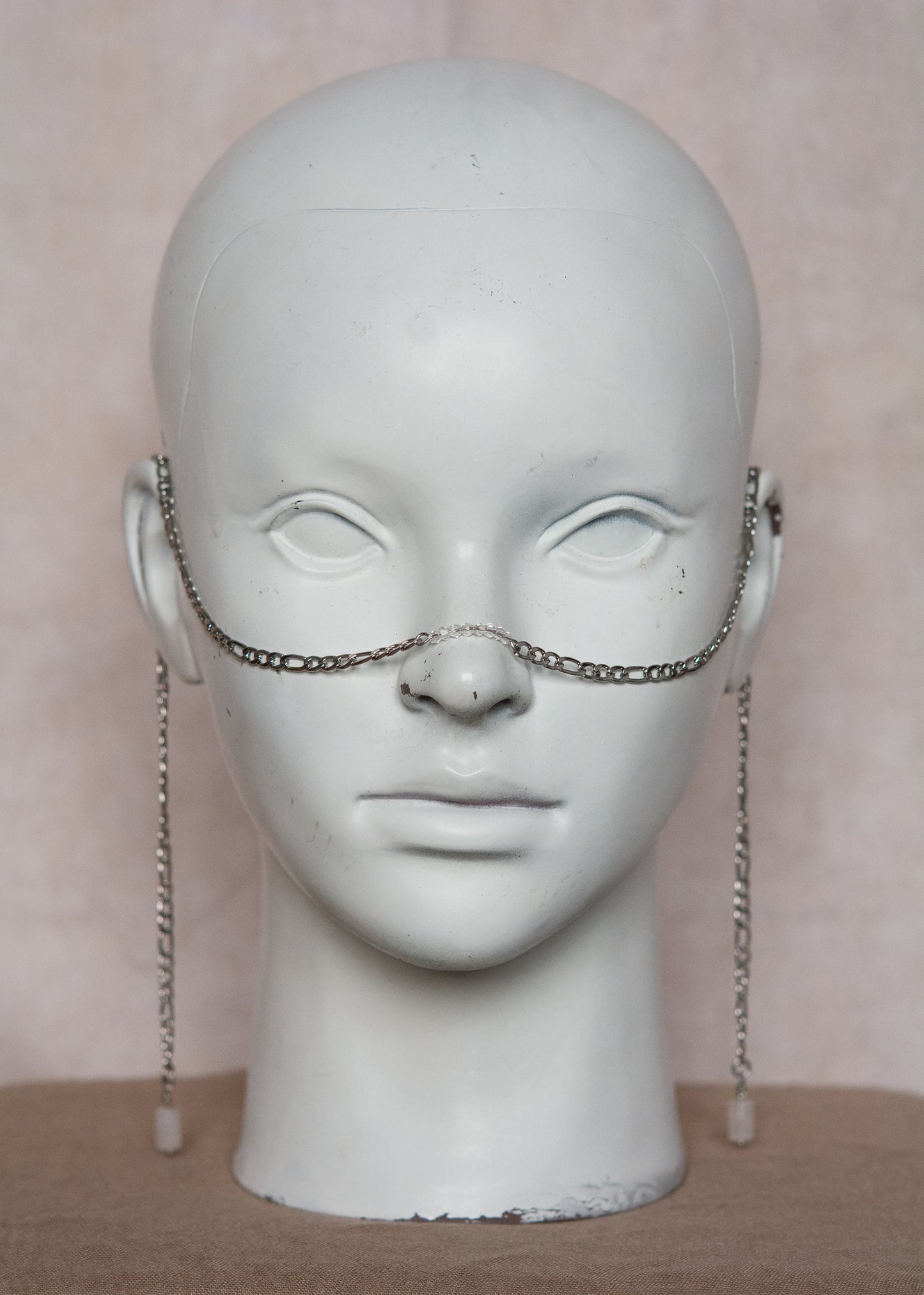 Bijou facial avec bridge en cristaux et quartz rose pâle. Accessoire lumineux, rituel ou romantique au style mystique. Bijou alternatif, festival, costume.