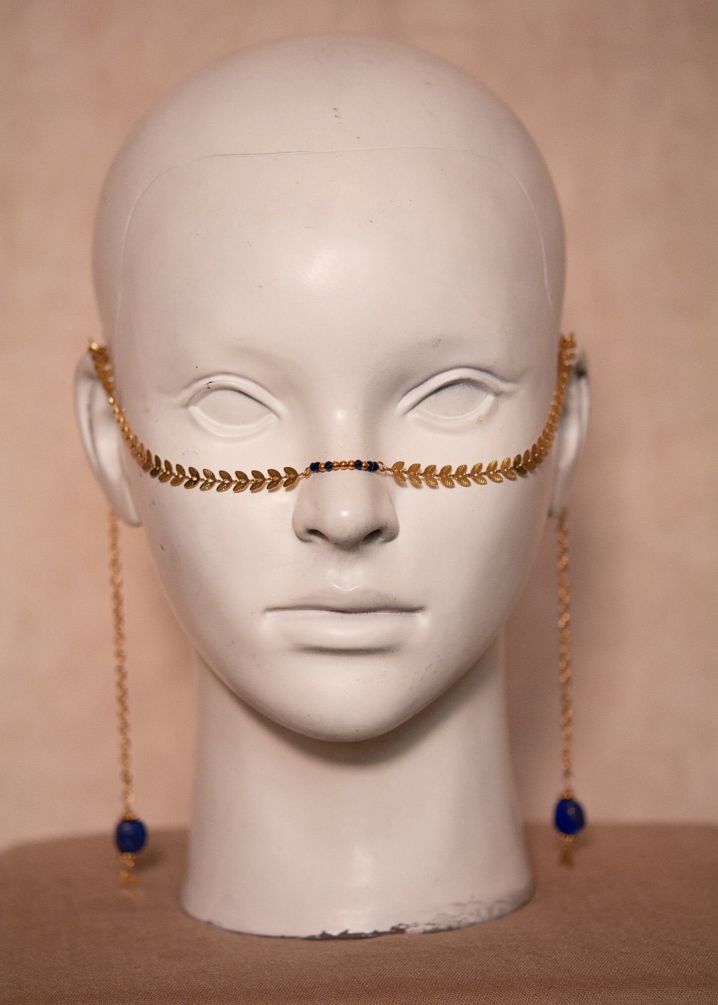 Chaîne de visage dorée avec lapis lazuli. Bijou bohème et mystique, contraste bleu et or, inspiration orientale. Bijou facial, festival, boho chic.