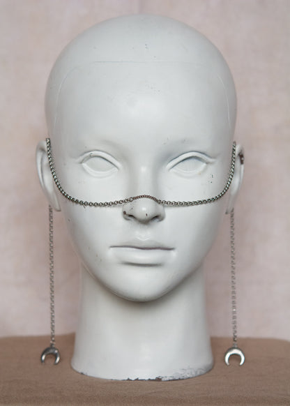 Bijou facial argenté avec billes métalliques et breloques lunes. Accessoire alternatif au design fluide, parfait pour look mystique, festival, photoshoot.