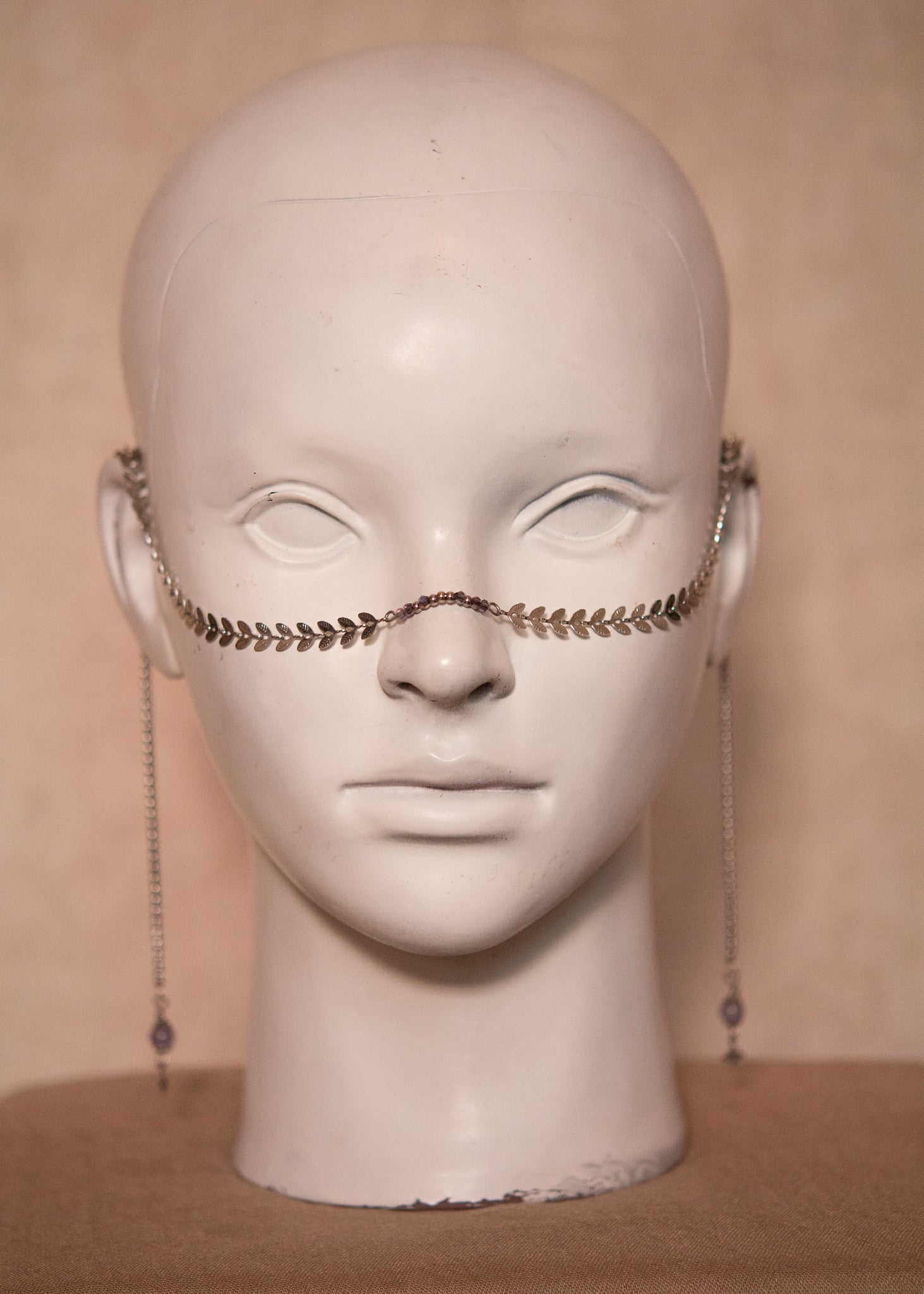 Chaîne de visage argentée avec feuilles géométriques et perles d’agate lavande. Bijou mystique, contrasté, inspiré de la mythologie grecque.