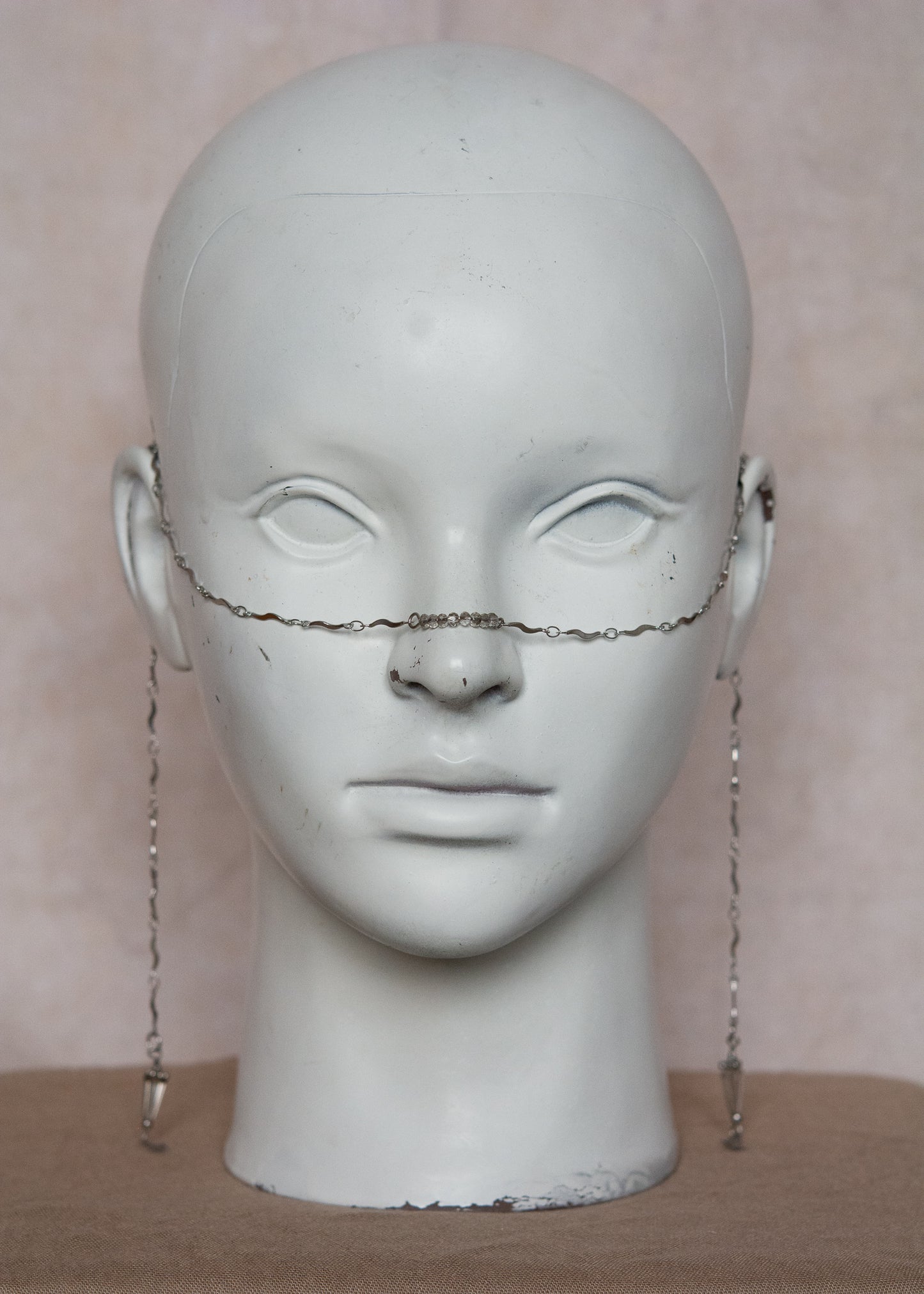 Bijou facial en chaîne vaguelette avec cristaux translucides. Accessoire argenté inspiré des mers, parfait pour look festival ou photoshoot.